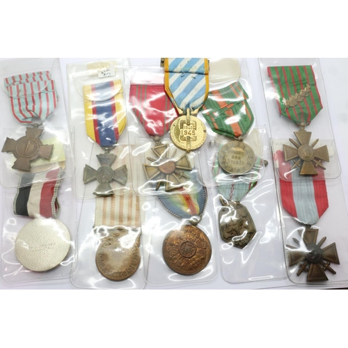 2392 - Ten French WWI and WWII medals: Combat Cross, Great War medal, Victory medal, Croix de Guerre etc. P... 