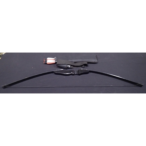 2157 - Archery bow in black, with canvas quiver containing arrows. P&P Group 2 (£18+VAT for the first lot a... 