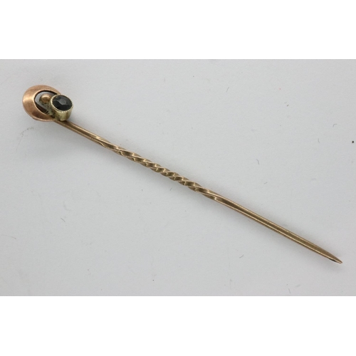 37 - Antique 9ct rose gold stick pin, gold crescent to top of a bezel set dark blue sapphire, L: 55 mm, 0... 