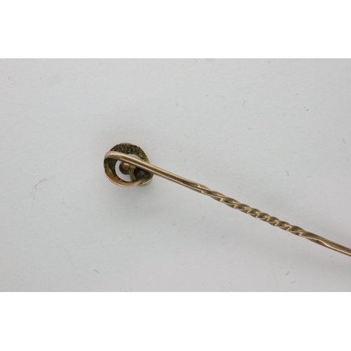 37 - Antique 9ct rose gold stick pin, gold crescent to top of a bezel set dark blue sapphire, L: 55 mm, 0... 