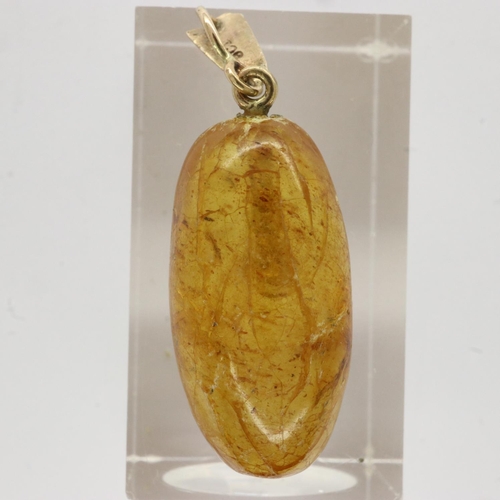 41 - 9ct yellow gold and amber pendant, 12 x 23 mm, 2.2g. P&P Group 1 (£14+VAT for the first lot and £1+V... 