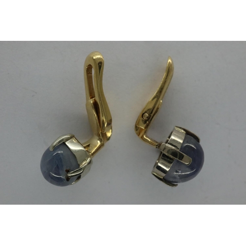 66 - Pair of 18ct gold, star sapphire set cufflinks, L: 20 mm, 4.2g. P&P Group 1 (£14+VAT for the first l... 