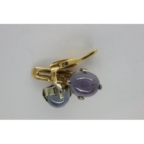 66 - Pair of 18ct gold, star sapphire set cufflinks, L: 20 mm, 4.2g. P&P Group 1 (£14+VAT for the first l... 