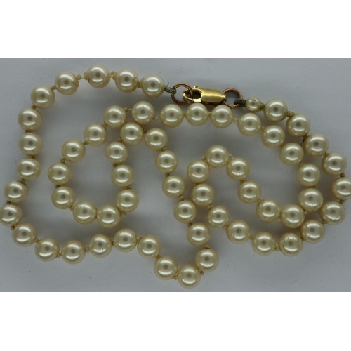 70 - Pearl necklace with 9ct gold clasp, L: 44 cm. P&P Group 1 (£14+VAT for the first lot and £1+VAT for ... 