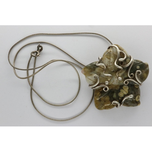 72 - 925 silver pendant necklace, L: 40 cm. P&P Group 1 (£14+VAT for the first lot and £1+VAT for subsequ... 