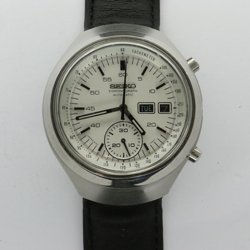 81 - SEIKO: gents chronograph automatic wristwatch with day/date aperture on a leather strap, working at ... 