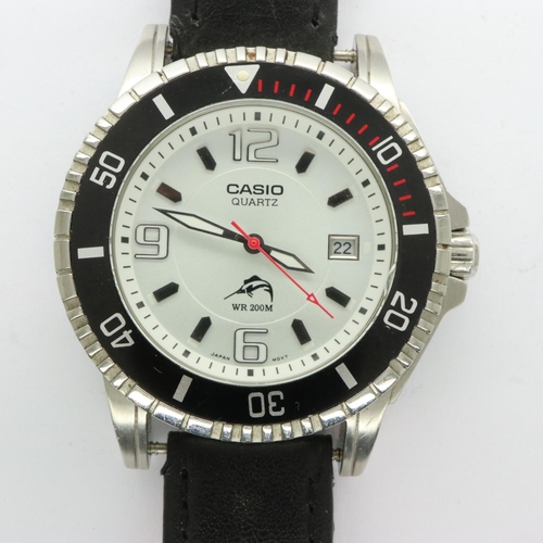 85 - CASIO: quartz 200m divers wristwatch with date aperture on a leather strap, working at lotting. P&P ... 