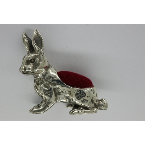130 - 925 silver rabbit pin cushion, H: 25 mm. P&P Group 1 (£14+VAT for the first lot and £1+VAT for subse... 