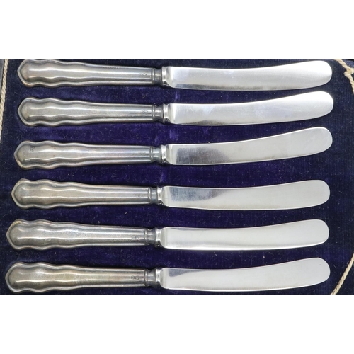 135 - Set of six hallmarked silver handled butter knives. P&P Group 2 (£18+VAT for the first lot and £3+VA... 