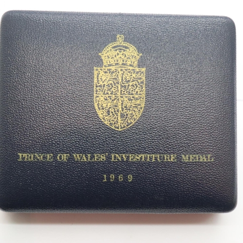 182 - Hallmarked silver 1969 Prince of Wales Investiture commemorative medal, 70g, boxed. P&P Group 1 (£14... 