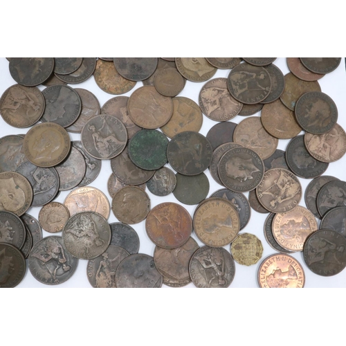 206 - Collection of Victorian and later pennies, halfpennies and farthings, varied grades. P&P Group 1 (£1... 