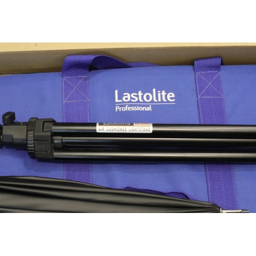 537 - Selection of Lastolite studio equipment including umbrellas, background, Giottos flash headstand etc... 
