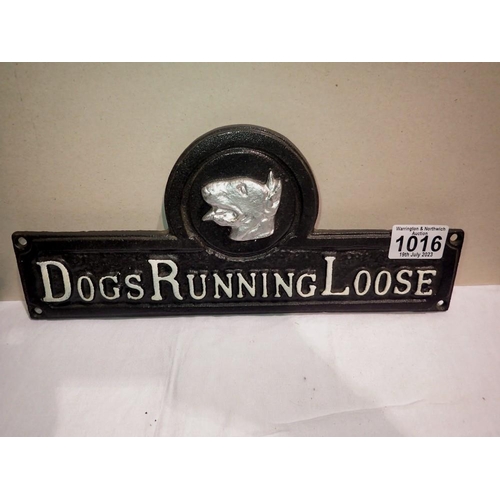 1016 - Cast iron Dogs running loose plaque, W: 28 cm. P&P Group 1 (£14+VAT for the first lot and £1+VAT for... 