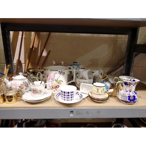 1019 - Quantity of mixed items mostly small ceramics. Not available for in-house P&P