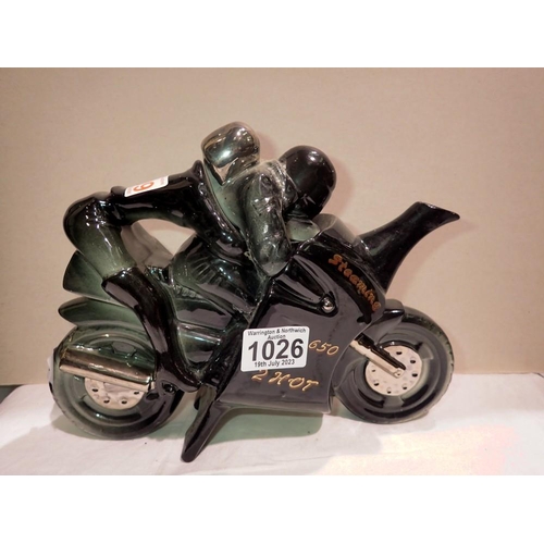 1026 - Richard Parrington motorcycle teapot (damaged), H: 19 cm. Not available for in-house P&P