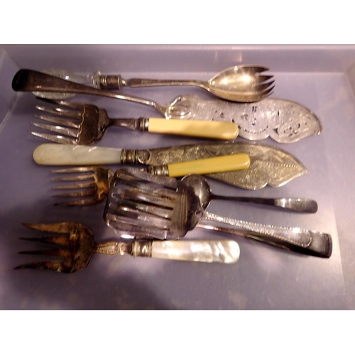 1043 - Mixed silver plated items including carving sets. P&P Group 1 (£14+VAT for the first lot and £1+VAT ... 