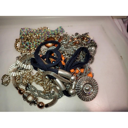 1060 - Small quantity of costume jewellery mainly necklaces. P&P Group 1 (£14+VAT for the first lot and £1+... 