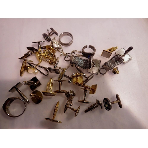 1063 - Mixed gents cufflinks and jewelry. P&P Group 1 (£14+VAT for the first lot and £1+VAT for subsequent ... 