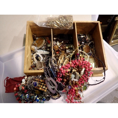 1075 - Large quantity of costume jewellery. P&P Group 1 (£14+VAT for the first lot and £1+VAT for subsequen... 