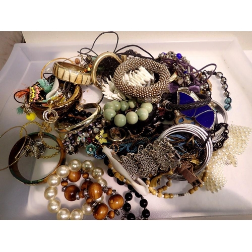 1079 - Large quantity of costume jewellery mainly necklaces. P&P Group 1 (£14+VAT for the first lot and £1+... 