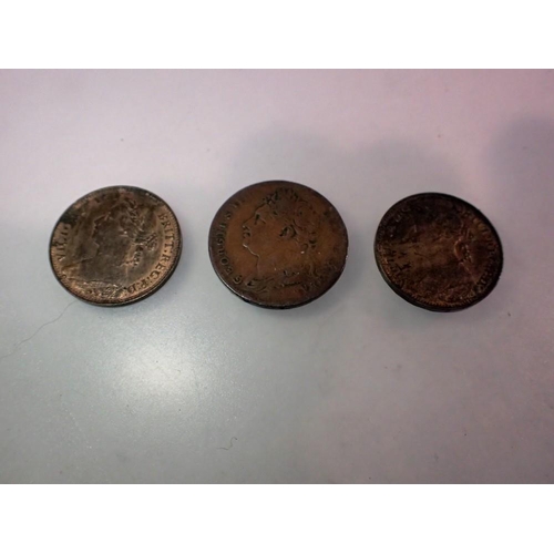 1083 - Victorian 1886 and 1887 farthings with lustre and a 1825 farthing of George IV. P&P Group 1 (£14+VAT... 