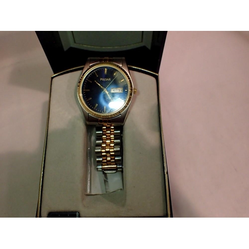 1088 - PULSAR: day/date gents quartz wristwatch with blue dial and bi tone Jubilee bracelet. P&P Group 1 (£... 