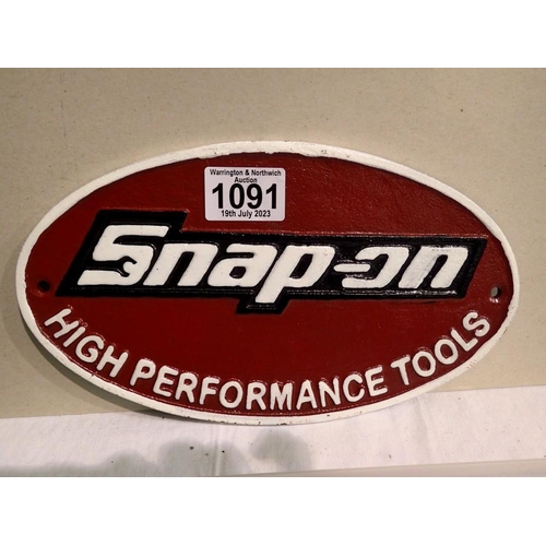 1091 - Cast iron Snap-On tools plaque, W: 25 cm. P&P Group 1 (£14+VAT for the first lot and £1+VAT for subs... 