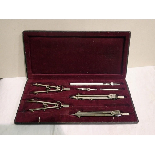1094 - Cased drawing set. P&P Group 1 (£14+VAT for the first lot and £1+VAT for subsequent lots)