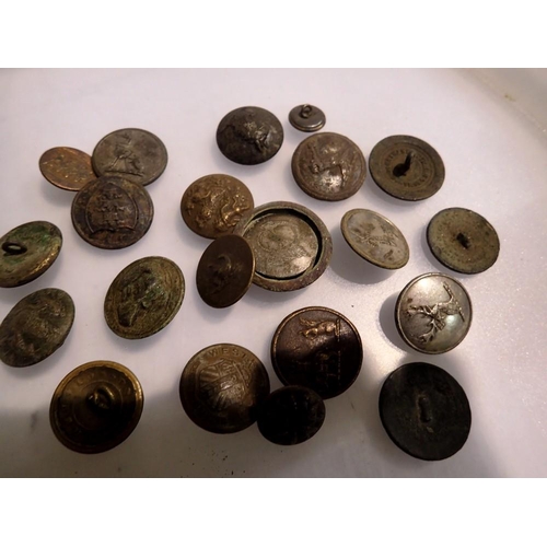 1101 - Collection of antique military buttons. P&P Group 1 (£14+VAT for the first lot and £1+VAT for subseq... 