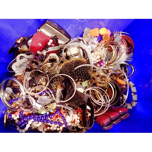 1103 - Collection of mixed costume jewellery including necklaces and bracelets. P&P Group 2 (£18+VAT for th... 