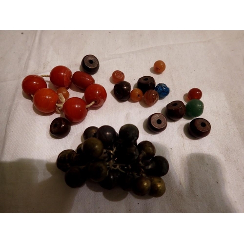 1109 - Mixed antique beads, metal, glass and stone. P&P Group 1 (£14+VAT for the first lot and £1+VAT for s... 
