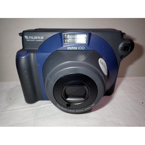 1117 - Fujifilm Instax 100 instant camera, new film currently available. P&P Group 1 (£14+VAT for the first... 