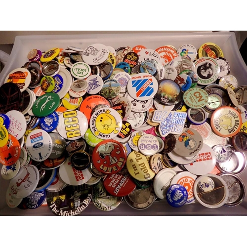 1122 - A large collection of 1970s and later pin badges, including rallies and roadshows. P&P Group 1 (£14+... 