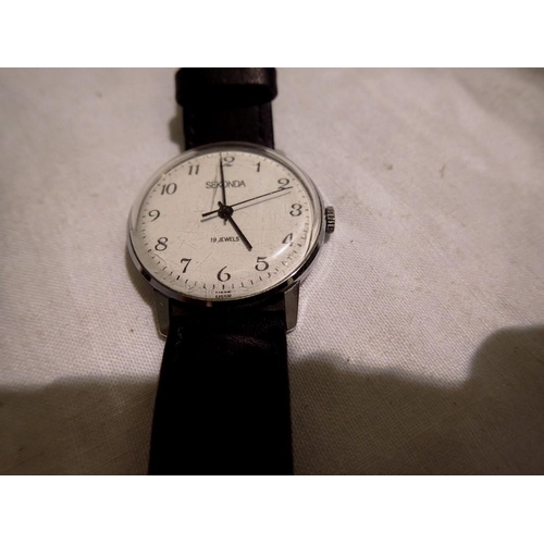 1124 - SEKONDA: mechanical 17 jewel gents wristwatch with white face and black leather strap. P&P Group 1 (... 