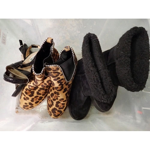 1142 - Small quantity of ladies shoes, mainly size UK 6. Not available for in-house P&P