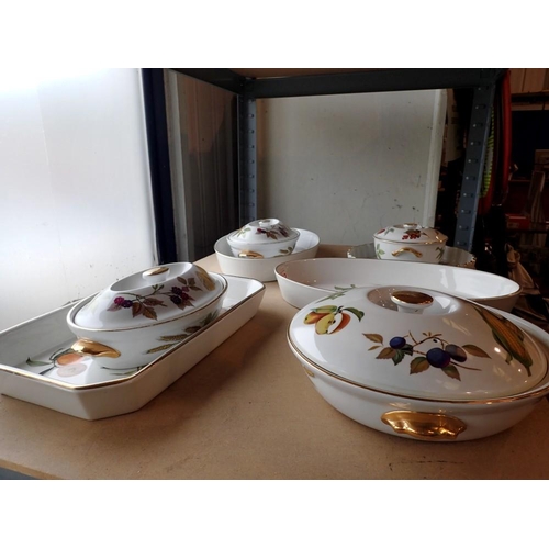 1157 - Royal Worcester Evesham porcelain serving dishes, various sizes. (8). Not available for in-house P&P