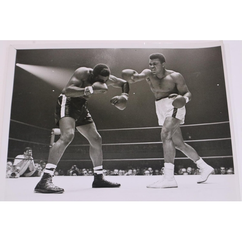 2116 - November 1965 press photograph of Cassius Clay V Floyd Patterson, 25 x 18 cm. UK P&P Group 1 (£16+VA... 