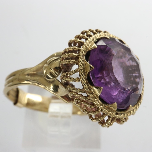 25 - 9ct gold ring set with a large purple topaz, size O, 4.7g. UK P&P Group 1 (£16+VAT for the first lot... 