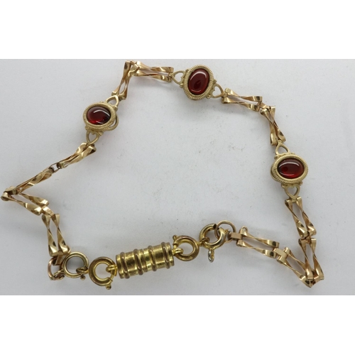 32 - 9ct gold gate bracelet with magnetic clasp set with three cherry amber cabochons, L: 20 cm, 6.1g. UK... 