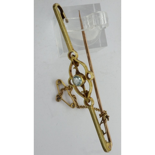 50 - Victorian 15ct gold bar brooch set with aquamarine with safety chain, L: 60 mm, 3.6g. UK P&P Group 1... 