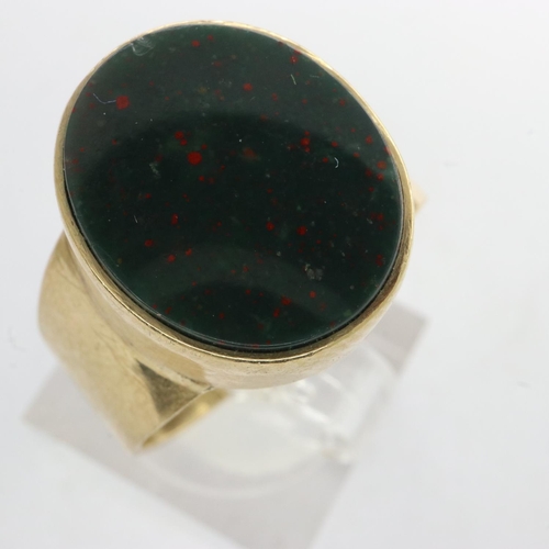 56 - 9ct gold ring set with bloodstone, size P, 5.4g. UK P&P Group 1 (£16+VAT for the first lot and £2+VA... 