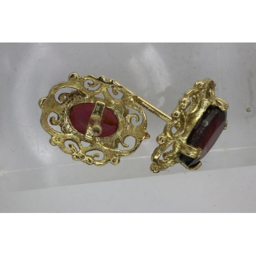 71 - Pair of 9ct gold garnet set stud earrings, H: 15 mm, 1.4g. UK P&P Group 1 (£16+VAT for the first lot... 