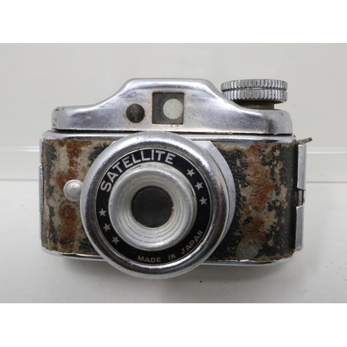 419 - Japanese mini camera with working shutter. UK P&P Group 1 (£16+VAT for the first lot and £2+VAT for ... 