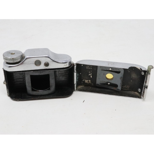 419 - Japanese mini camera with working shutter. UK P&P Group 1 (£16+VAT for the first lot and £2+VAT for ... 