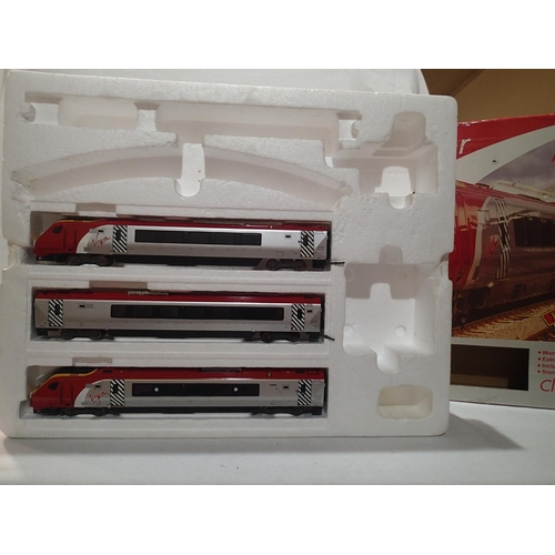 2094 - OO scale Bachmann class 220 three car Virgin Voyager set, in excellent condition, no track, controll... 