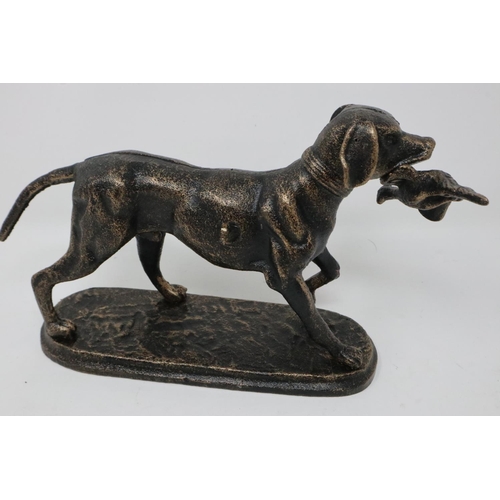 250 - Bronzed cast iron retriever with pheasant on base, H: 14 cm. UK P&P Group 2 (£20+VAT for the first l... 