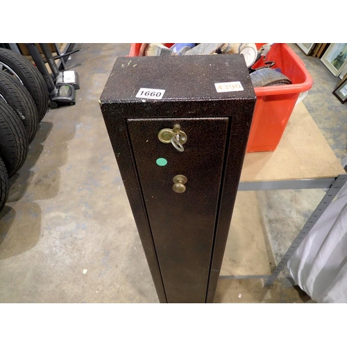 1660 - Two gun, gun safe with key. Not available for in-house P&P