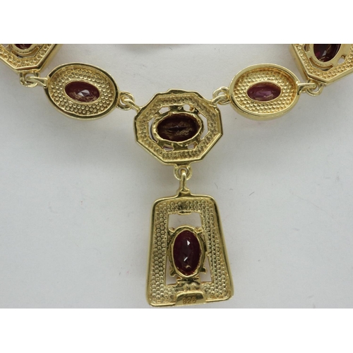 24 - 925 gilt silver necklace set with rhodolite garnet, L: 52 cm. UK P&P Group 0 (£6+VAT for the first l... 