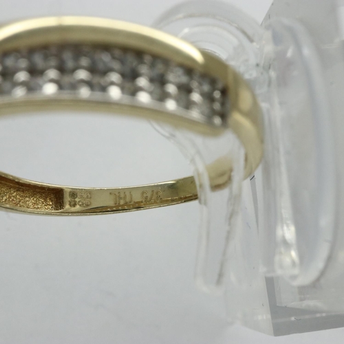 31 - 9ct gold ring set with cubic zirconia, size M, 1.5g. UK P&P Group 0 (£6+VAT for the first lot and £1... 