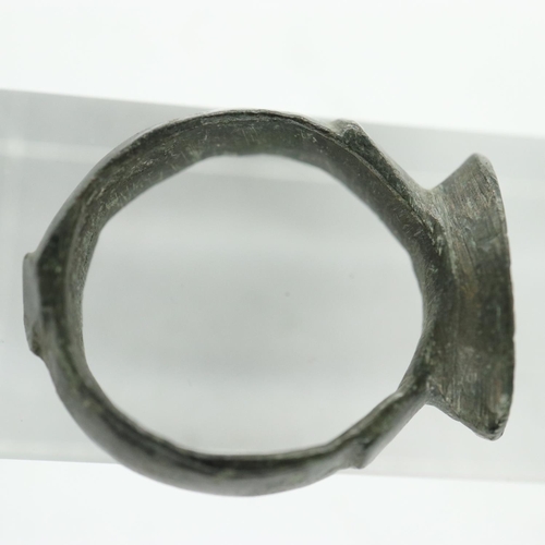 128 - Medieval bronze ring, matrix seal intact, with L family insignia. UK P&P Group 0 (£6+VAT for the fir... 